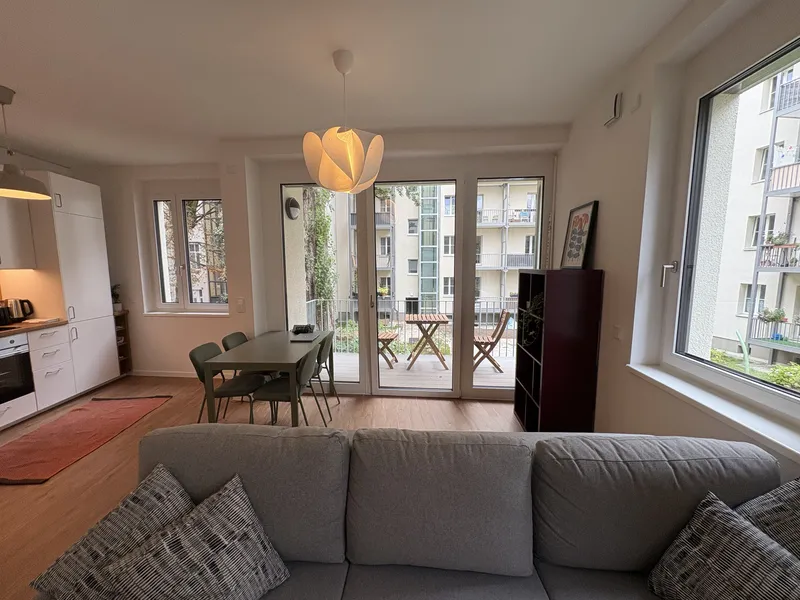 Erstbezug 2026: Stilvolle, voll möblierte 2-Zimmer-Wohnung mit Balkon in Berlin (10245) — photo 1